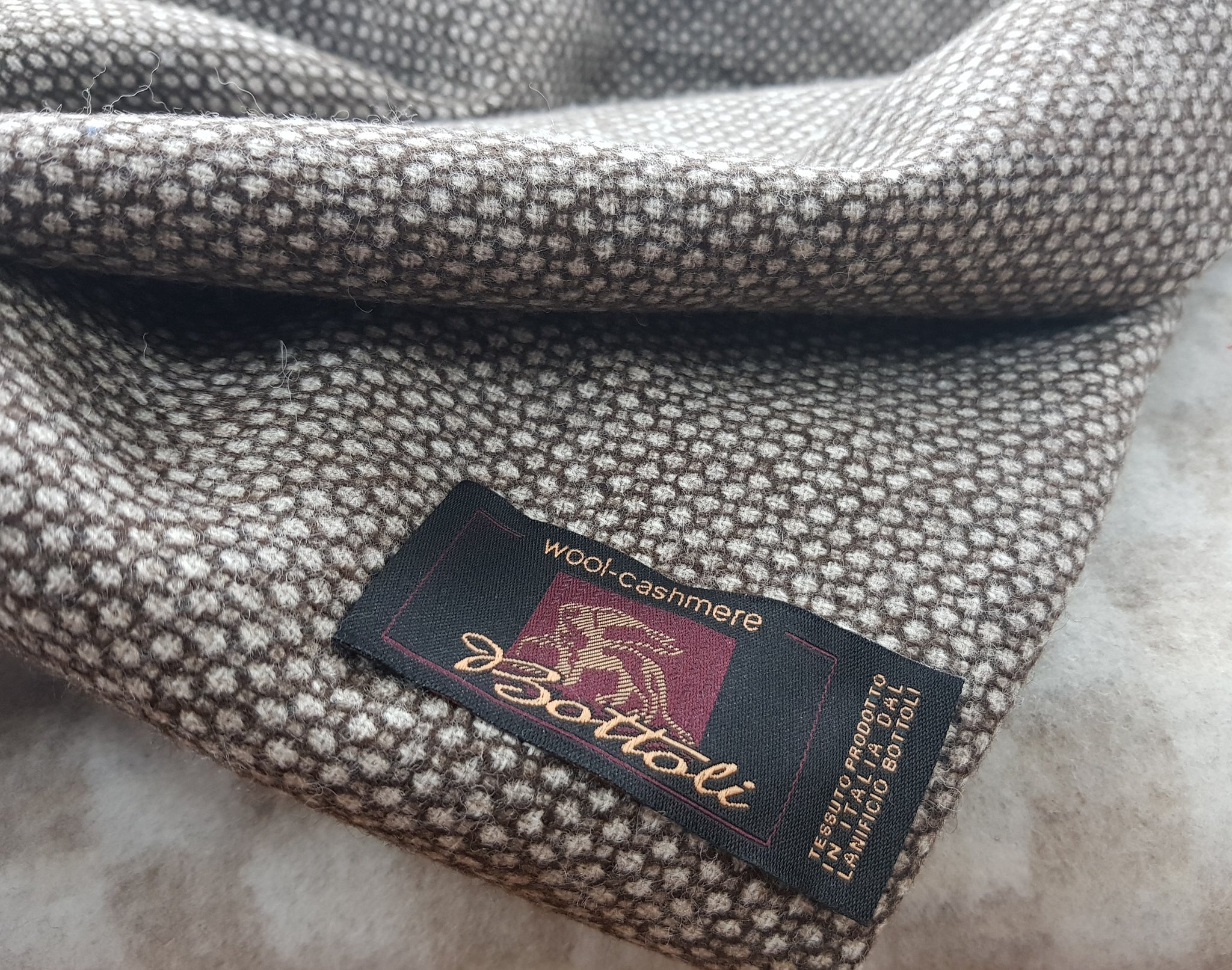 OUTLET-STORE-NEGOZIO-COPERTE-BLANKETS-PLAIDS-PLAID-TESSUTI-BOTTOLI